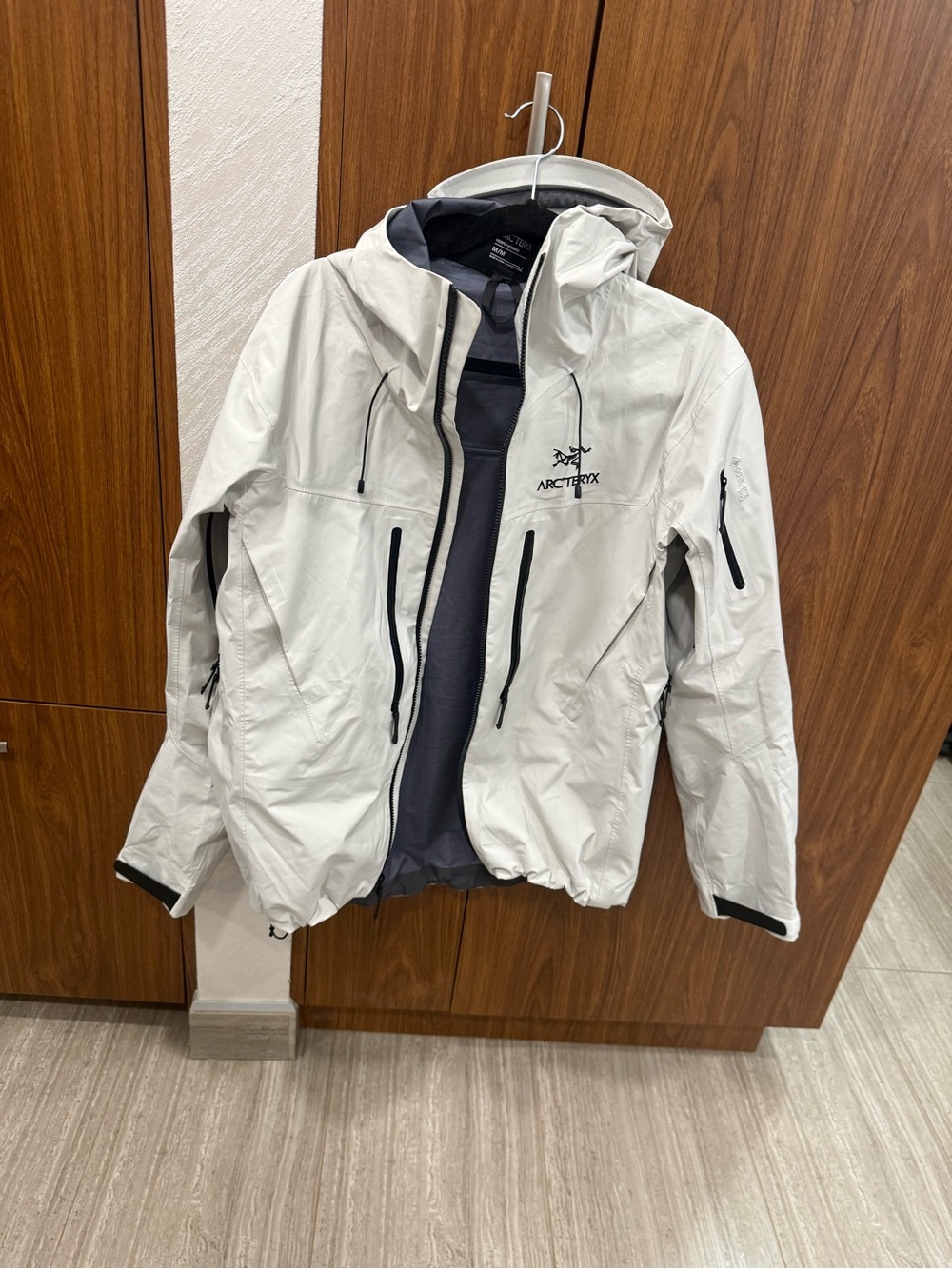 Arc’teryx 2017 Alpha SV jacket Men’s size M